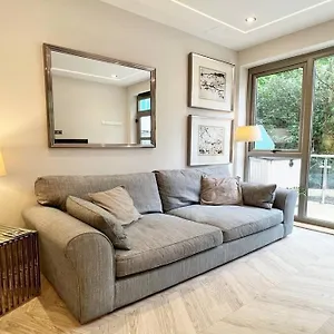 Nature's Retreat: 1b Christchurch, Dorset Apartment